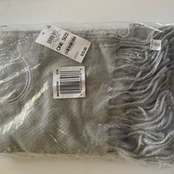 Macys Gray Winter Scarf NWT - Picture 1 of 3
